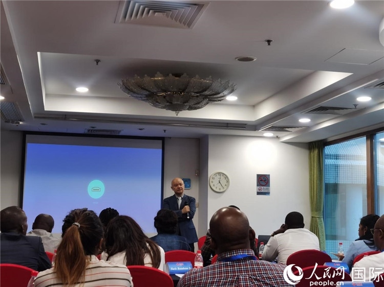 王鯤與研修班學(xué)員互動交流。 人民網(wǎng) 孫鴻宇攝