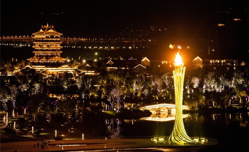 這是7月28日拍攝的成都大運(yùn)會(huì)主火炬。新華社記者曹祎銘攝