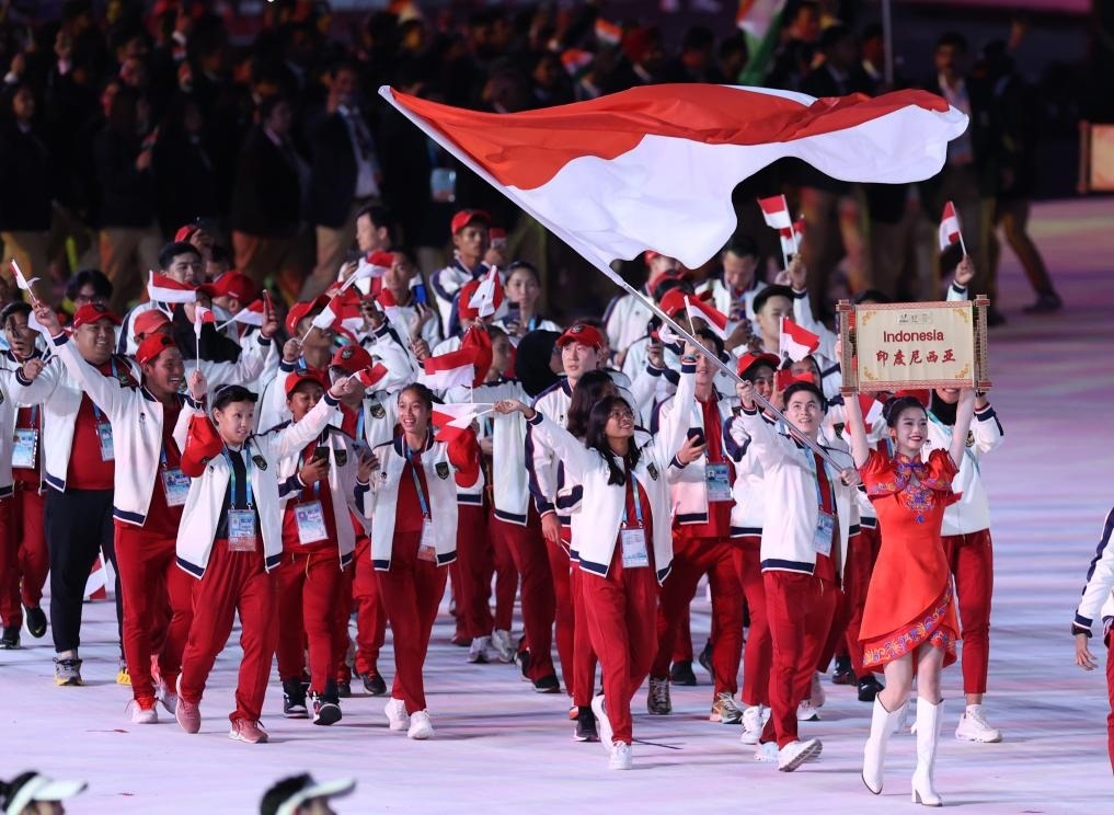 7月28日，印度尼西亞大學(xué)生體育代表團(tuán)在開幕式上入場(chǎng)。新華社記者張麗蕓攝