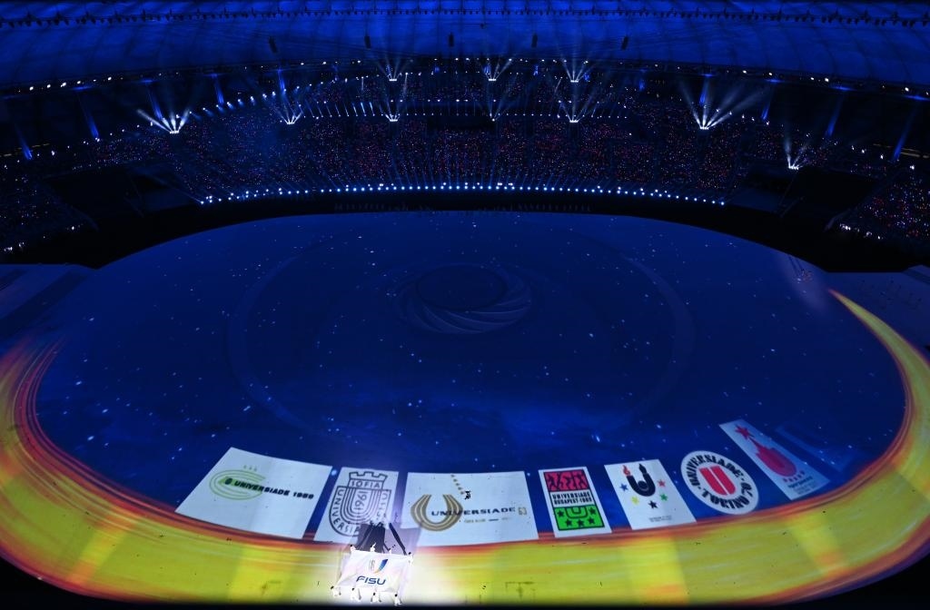 7月28日，國(guó)際大學(xué)生體育聯(lián)合會(huì)會(huì)旗在開幕式上入場(chǎng)。新華社記者劉磊攝