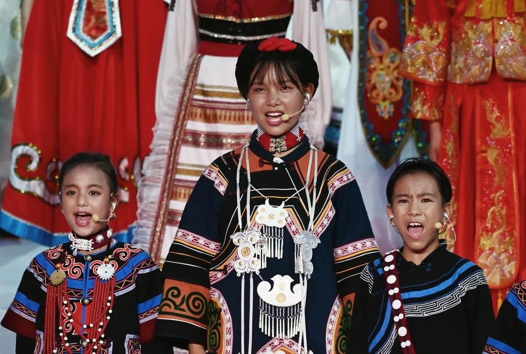 7月28日，吉好有果（中）在開幕式上表演。新華社記者陳澤國(guó)攝