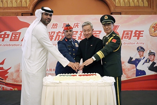 圖為招待會上中阿嘉賓合影。中國駐阿聯(lián)酋大使館供圖