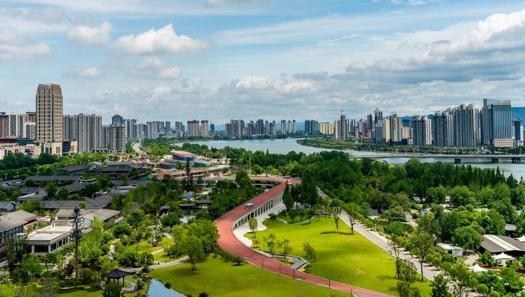 4月30日拍攝的天漢濕地公園景色。新華社發(fā)（李偉 攝）