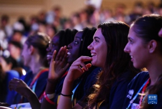 7月29日，外國(guó)運(yùn)動(dòng)員在聯(lián)歡會(huì)現(xiàn)場(chǎng)觀看節(jié)目。新華社記者 張端 攝