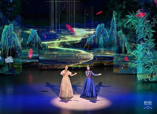 7月29日，演員在聯(lián)歡會(huì)現(xiàn)場(chǎng)演唱。新華社記者 蔡湘鑫 攝