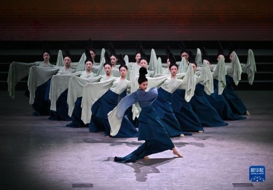 7月29日，演員在聯(lián)歡會(huì)現(xiàn)場(chǎng)表演《只此青綠》。新華社記者 蔡湘鑫 攝