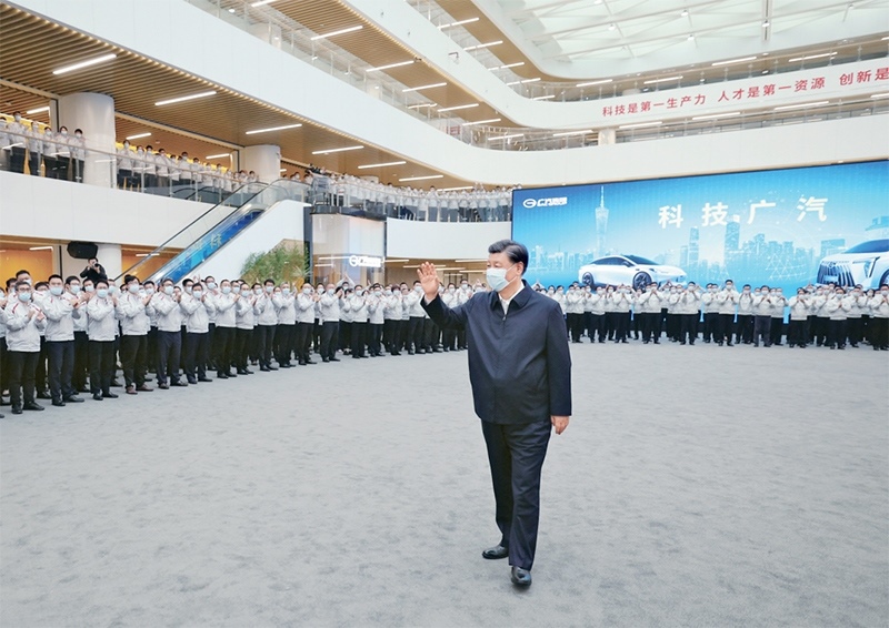 2023年4月10日至13日，中共中央總書記、國家主席、中央軍委主席習(xí)近平在廣東考察。這是12日下午，習(xí)近平在廣汽研究院向職工們揮手致意。 新華社記者 鞠鵬/攝