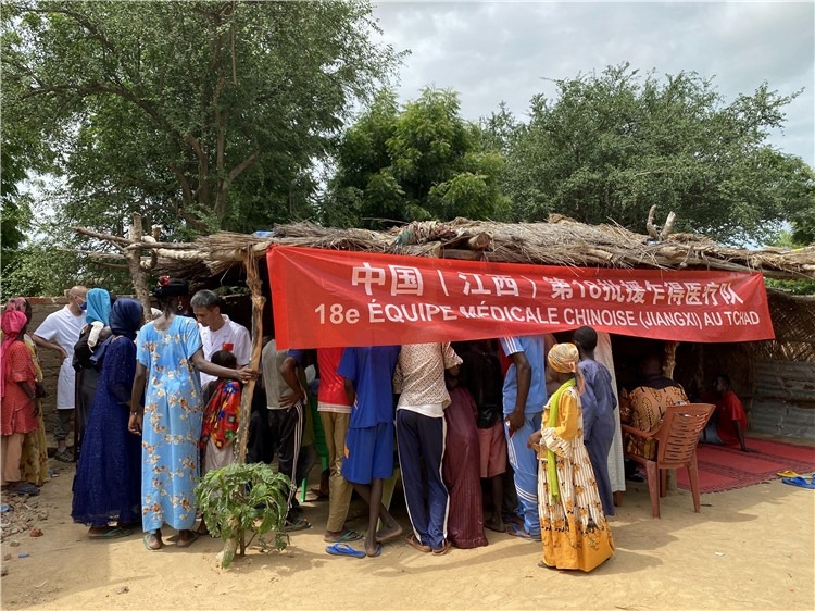 圖為草棚下的就診患者。中國駐乍得醫(yī)療隊(duì)供圖