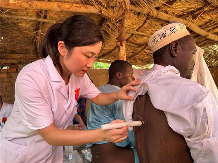 圖為吉安市中心人民醫(yī)院中醫(yī)科副主任醫(yī)師王李妮為患者進(jìn)行針灸治療。中國駐乍得醫(yī)療隊(duì)提供