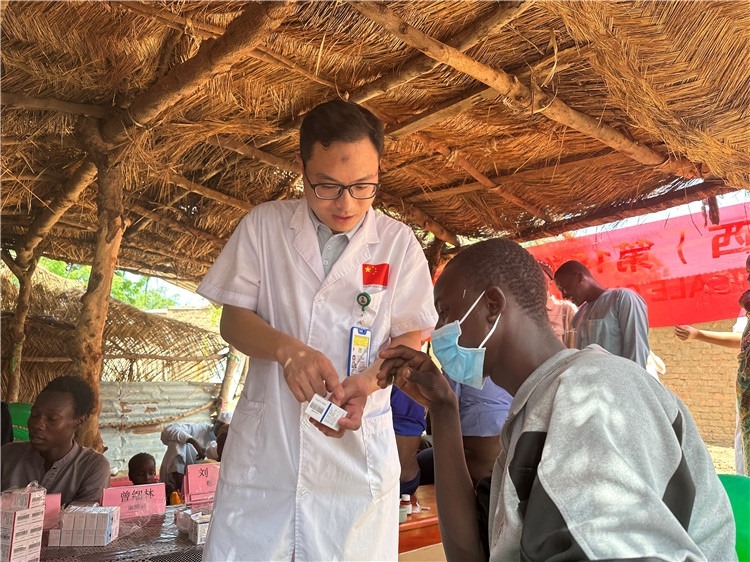 圖為南昌大學(xué)第一附屬醫(yī)院病理科主治醫(yī)師張振東為村民解說藥品使用方法。中國駐乍得醫(yī)療隊(duì)供圖