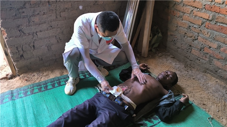 圖為南昌大學(xué)第二附屬醫(yī)院胃腸外科主治醫(yī)師周智勇檢查切口疝患者。中國駐乍得醫(yī)療隊(duì)供圖