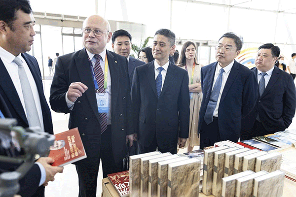 與會嘉賓參觀主題書展。人民畫報社供圖