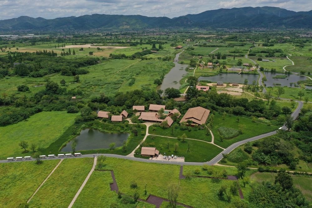 這是在浙江省杭州市余杭區(qū)拍攝的良渚古城遺址公園（2022年7月6日攝，無人機照片）。新華社記者 黃宗治 攝