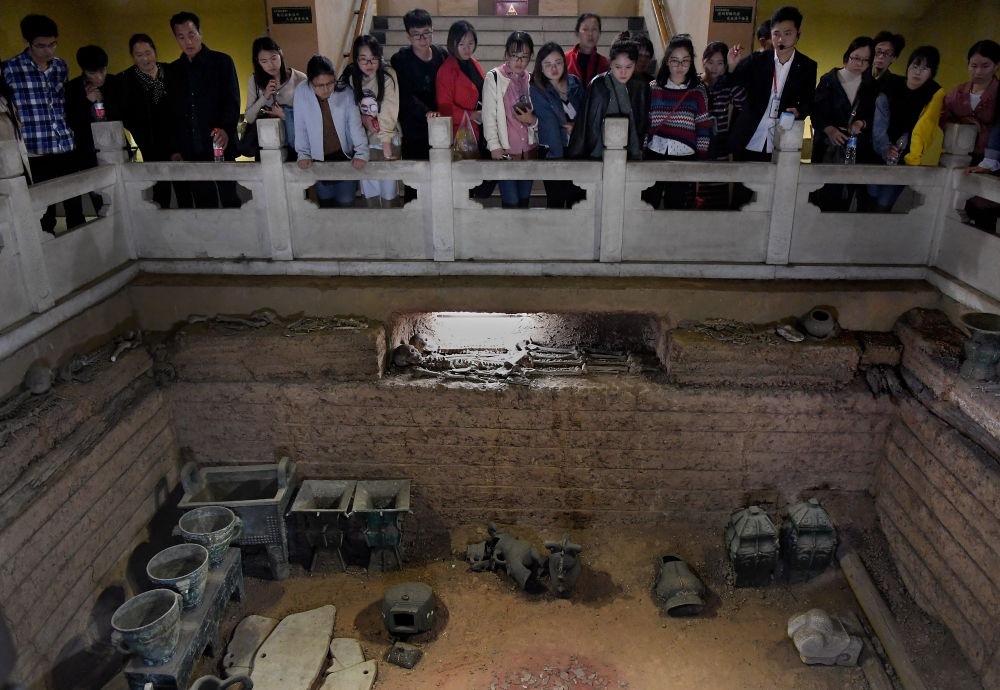 游客在河南安陽殷墟宮殿宗廟遺址內的婦好墓參觀（2018年10月12日攝）。新華社記者 李安 攝