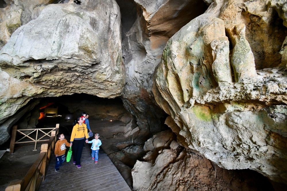 游人在位于福建省三明市三元區(qū)巖前鎮(zhèn)的萬壽巖遺址船帆洞游覽（2020年4月9日攝）。新華社記者 姜克紅 攝