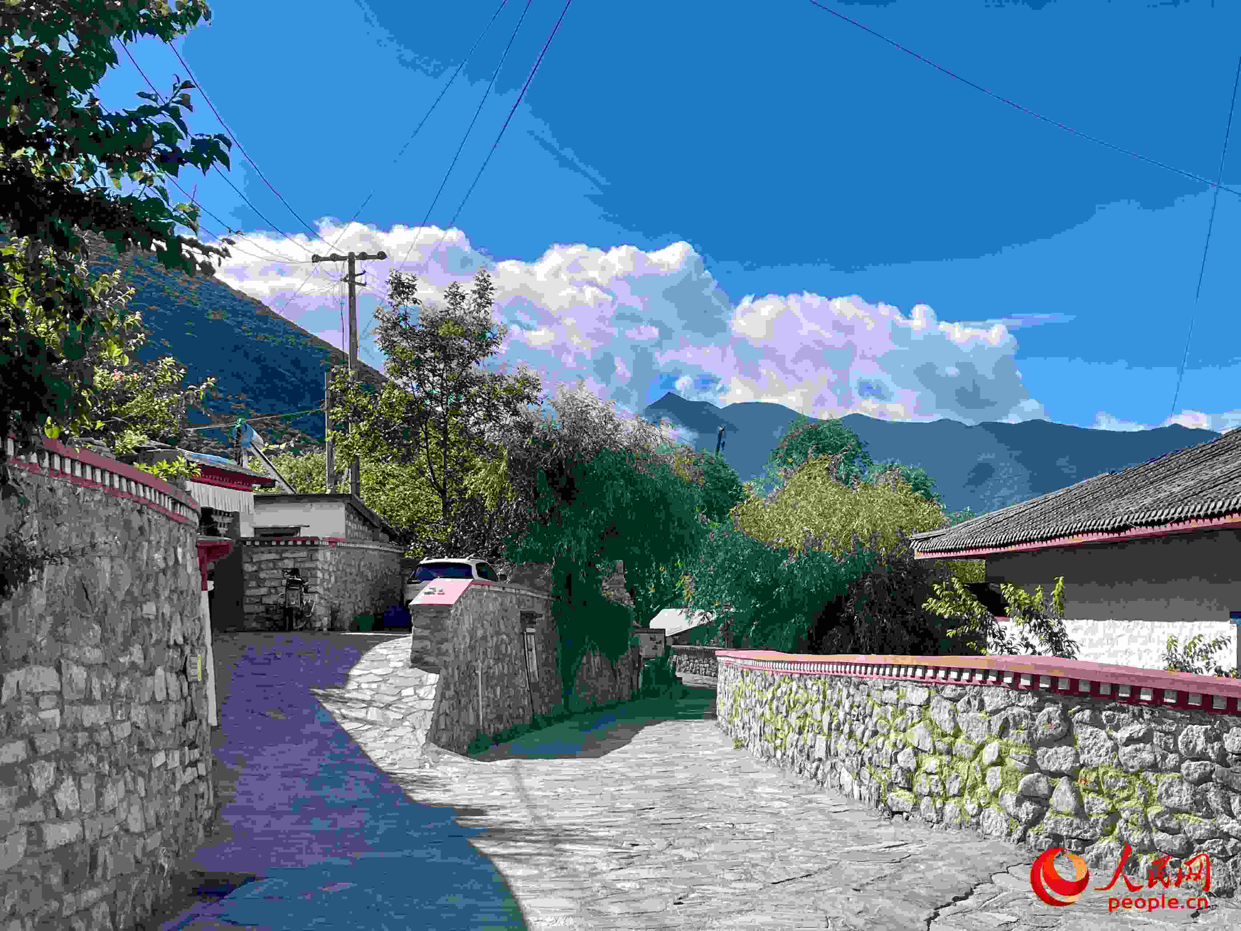 嘎拉村的村貌。人民網(wǎng) 周靜圓攝