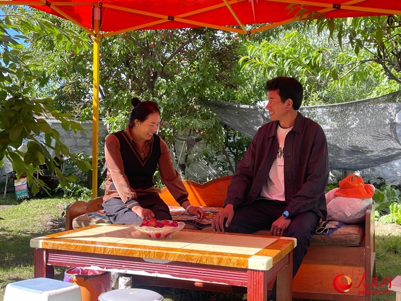 嘎拉村村民達(dá)瓦堅(jiān)參和他的妻子。人民網(wǎng) 周靜圓攝