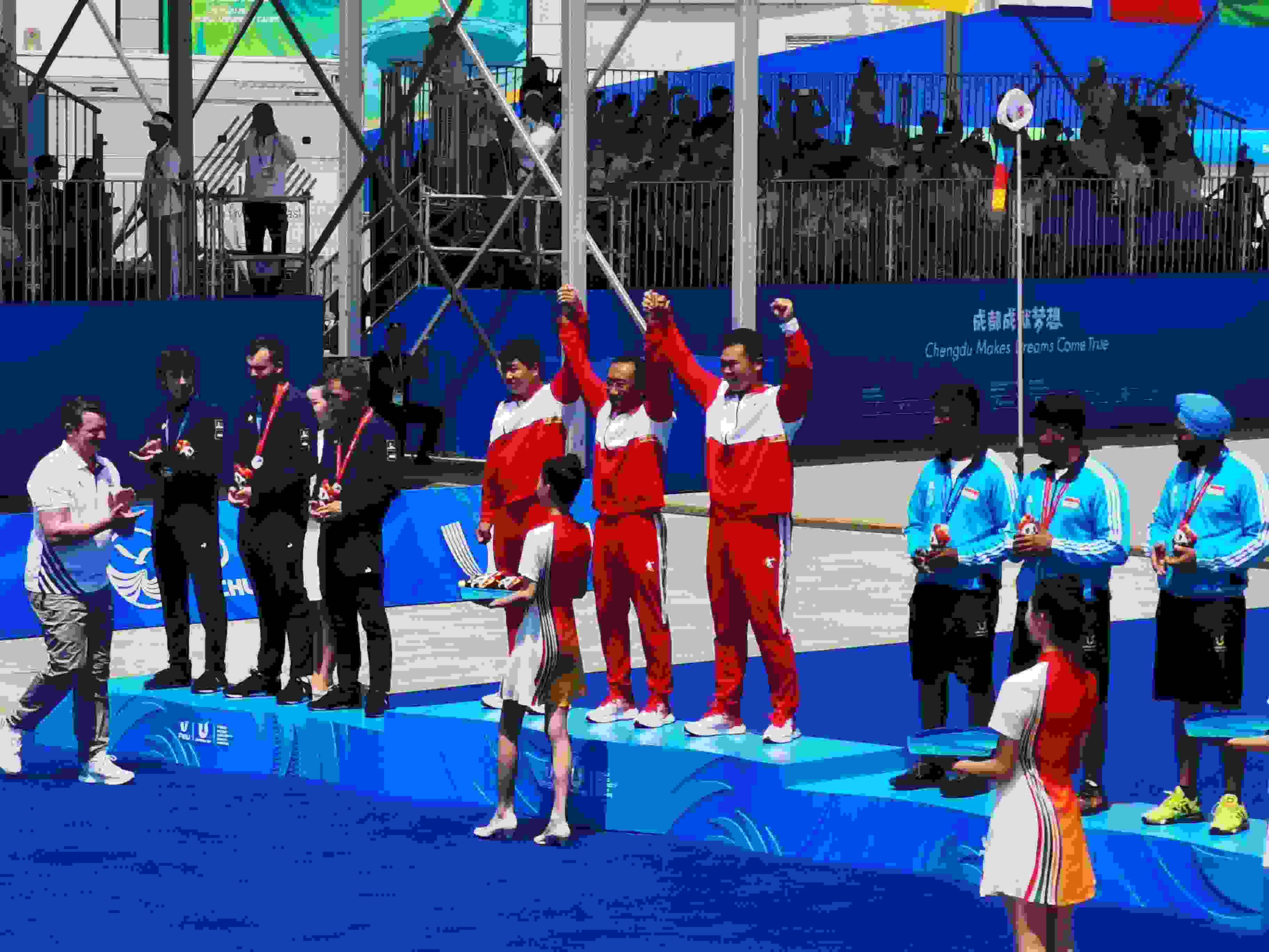 7月30日，在成都大運(yùn)會(huì)男子復(fù)合弓團(tuán)體頒獎(jiǎng)儀式中，中國隊(duì)?wèi)c祝奪得冠軍。 人民網(wǎng)記者 楊磊攝