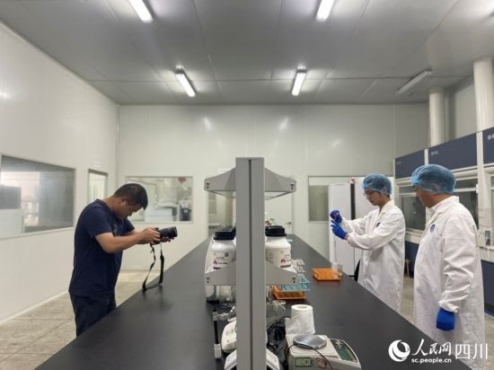 記者在位于成都市大邑縣的海光食品有限公司進(jìn)行采訪。人民網(wǎng)記者 何旭攝