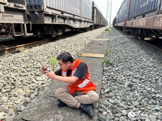記者在成都北編組站編組場拍攝。人民網(wǎng)記者 王紹紹攝