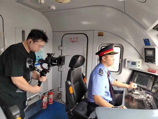 記者采訪中歐班列（成都）首發(fā)司機(jī)仲俊斕。成都機(jī)務(wù)段供圖