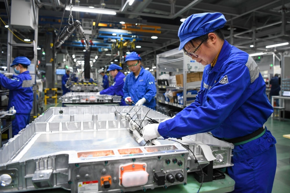 在位于江蘇常州溧陽的上汽時代動力電池系統(tǒng)有限公司，工人在車間進行電池生產（2023年2月16日攝）。常州市擁有鋰電池電芯及配套生產企業(yè)120余家，動力電池產業(yè)2022年實現(xiàn)產值超1700億元。新華社記者 李博 攝