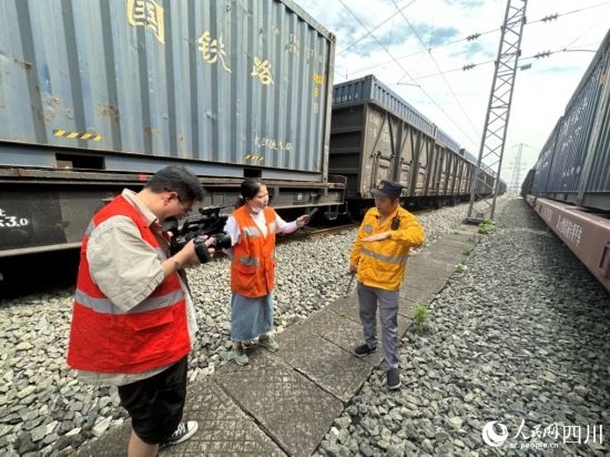 記者采訪中歐班列（成都）首發(fā)班列“專檢小組”組長劉偉。人民網(wǎng)記者 王波攝