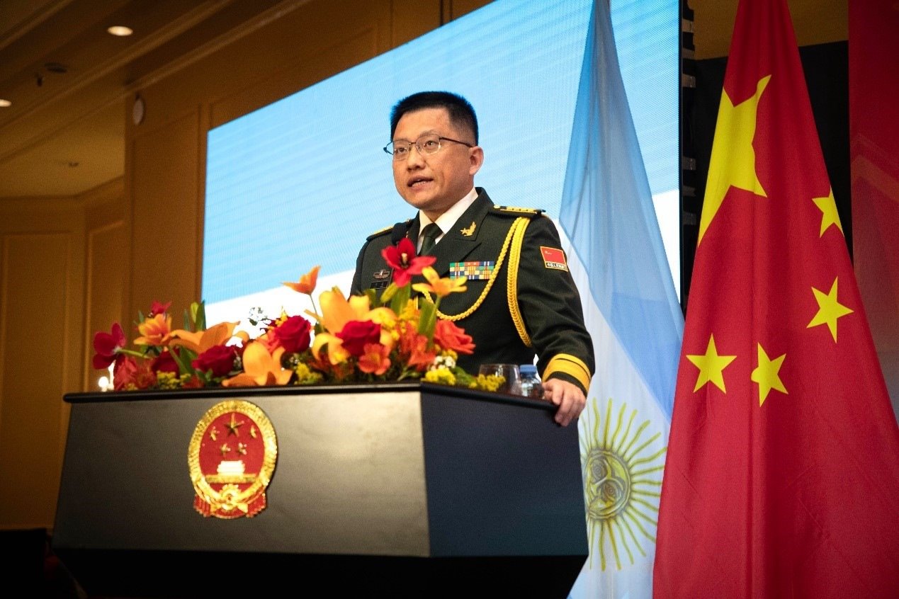 中國駐阿根廷大使館武官劉淼大校致辭。中國駐阿根廷大使館供圖