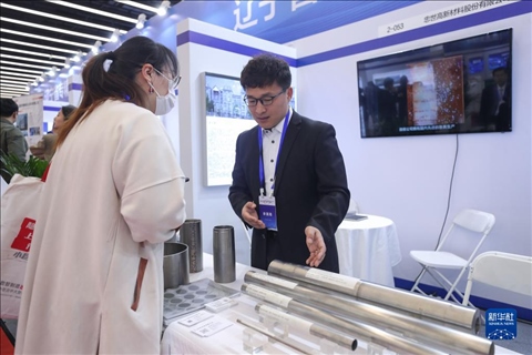 4月8日，參展商在2023中國中小企業(yè)發(fā)展大會(huì)“專精特新”中小企業(yè)展覽會(huì)上向觀眾介紹產(chǎn)品。新華社記者 龍雷 攝