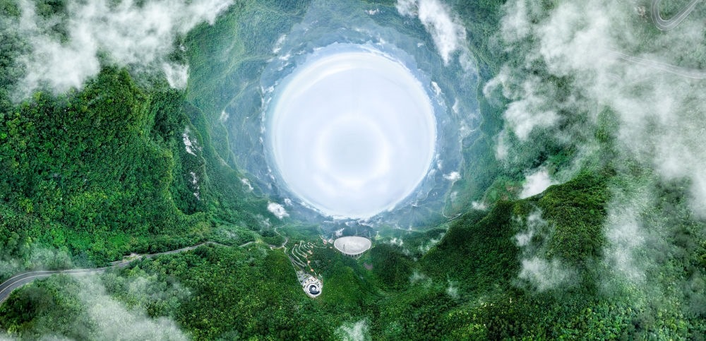 6月22日拍攝的“中國天眼”全景（維護保養(yǎng)期間拍攝，無人機全景拼接照片）。新華社記者 歐東衢 攝