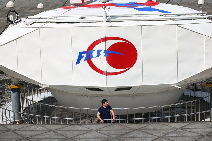 2022年8月25日，F(xiàn)AST運行和發(fā)展中心常務(wù)副主任、總工程師姜鵬在饋源艙前（維護保養(yǎng)期間拍攝）。新華社記者 歐東衢 攝