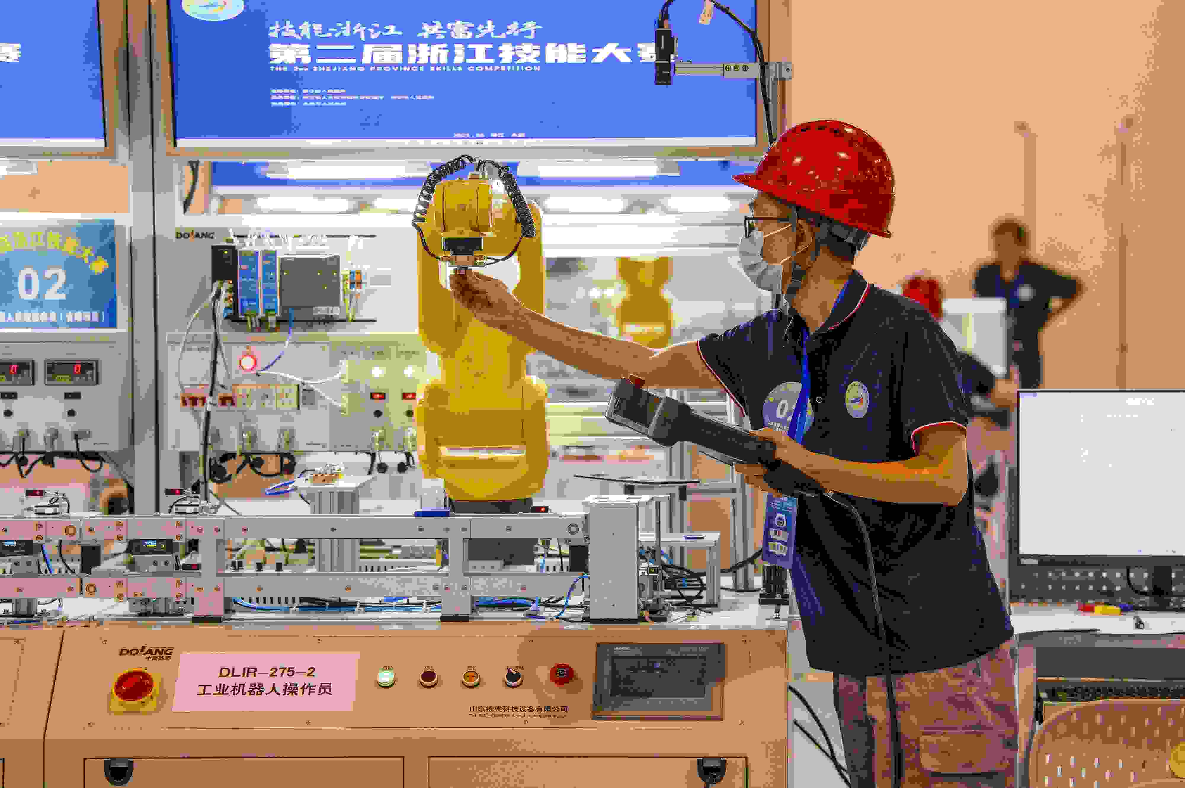 2023年6月19日，第二屆浙江技能大賽在永康市國(guó)際會(huì)展中心舉行。參賽選手在進(jìn)行工業(yè)機(jī)器人系統(tǒng)操作員項(xiàng)目比賽。