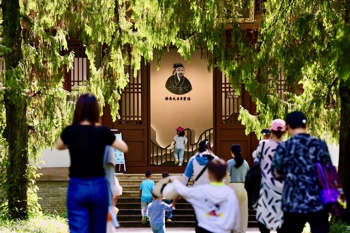 游客參觀位于福建武夷山朱熹園的武夷精舍（2022年6月6日攝）。新華社記者 姜克紅 攝