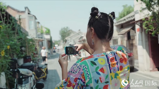 柳芭在胡同里采風(fēng)。人民網(wǎng) 張若涵攝