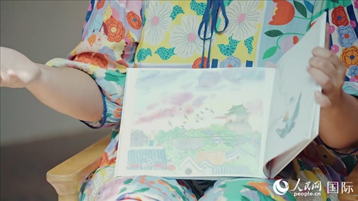 柳芭向人民網(wǎng)記者展示自己的作品。人民網(wǎng) 張若涵攝