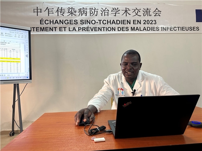 圖為中乍友誼醫(yī)院兒科護士長穆罕默德·阿米勒·阿里授課。中國援乍得醫(yī)療隊供圖