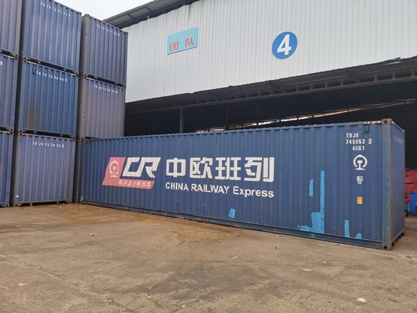 即將以“中老鐵路+中歐班列”模式過境運輸?shù)募b箱。朱益孝攝