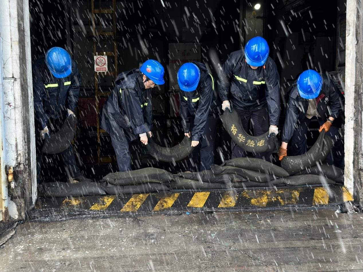 中國華電河北公司職工在廠房門口布置防汛沙袋。 受訪者供圖