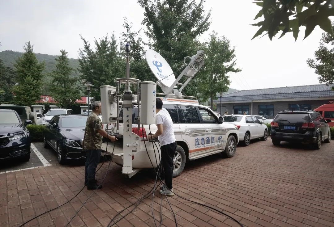 工作人員正在進(jìn)行通信搶修。 受訪者供圖