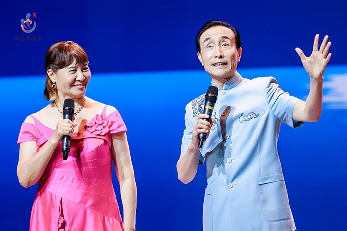 小品表演藝術(shù)家鞏漢林、金珠在演出現(xiàn)場(chǎng)。主辦方供圖