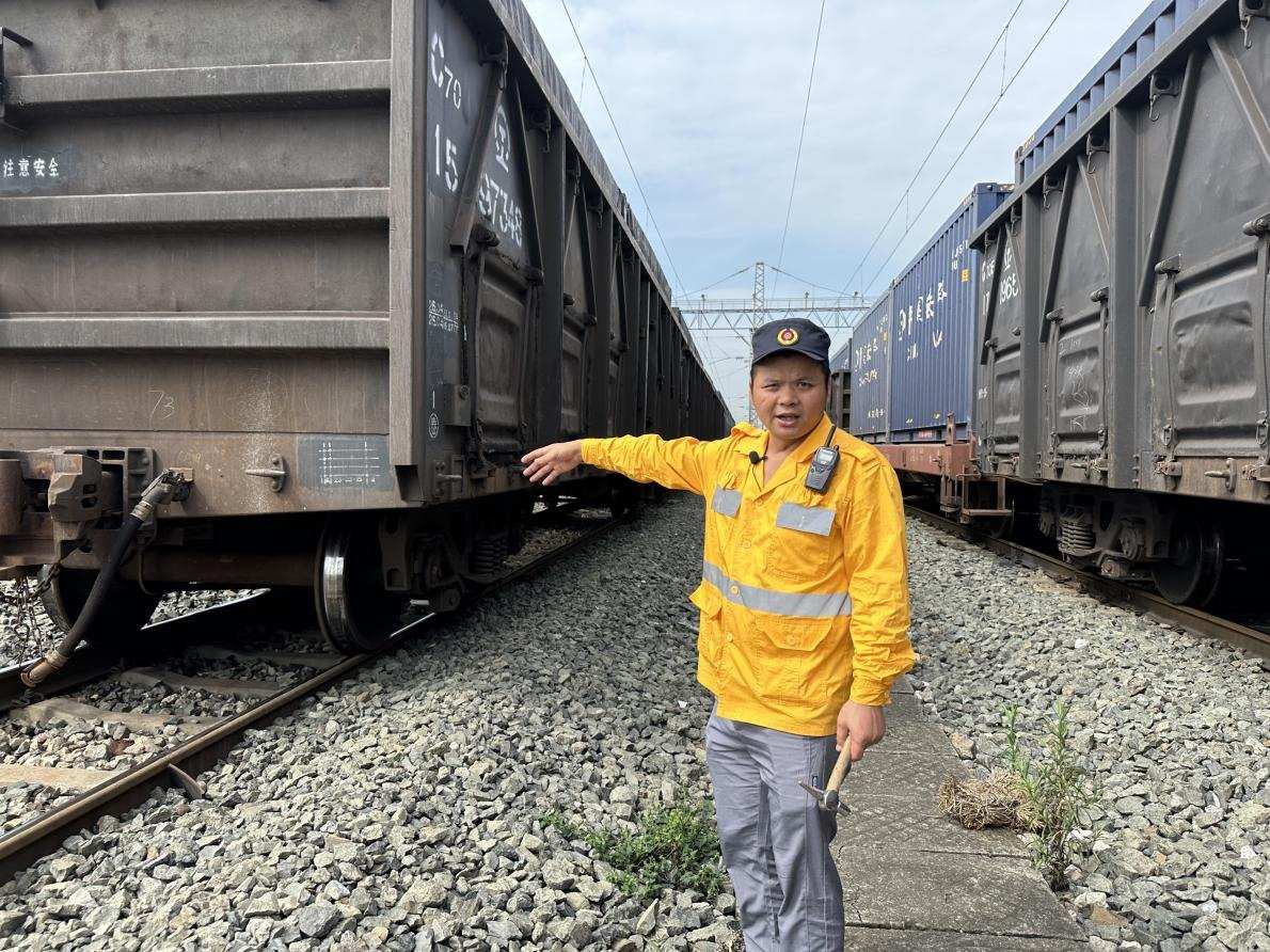 劉偉在向記者介紹檢車注意事項(xiàng)。人民網(wǎng) 王紹紹攝