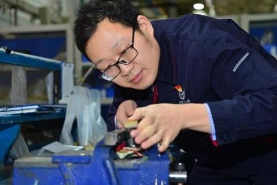 工作中的方文墨。航空工業(yè)沈飛供圖