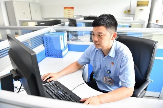 工作中的康凱。航空工業(yè)沈飛供圖