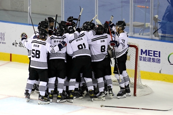 內(nèi)蒙古隊球員慶祝比賽勝利。人民網(wǎng)記者 胡雪蓉攝