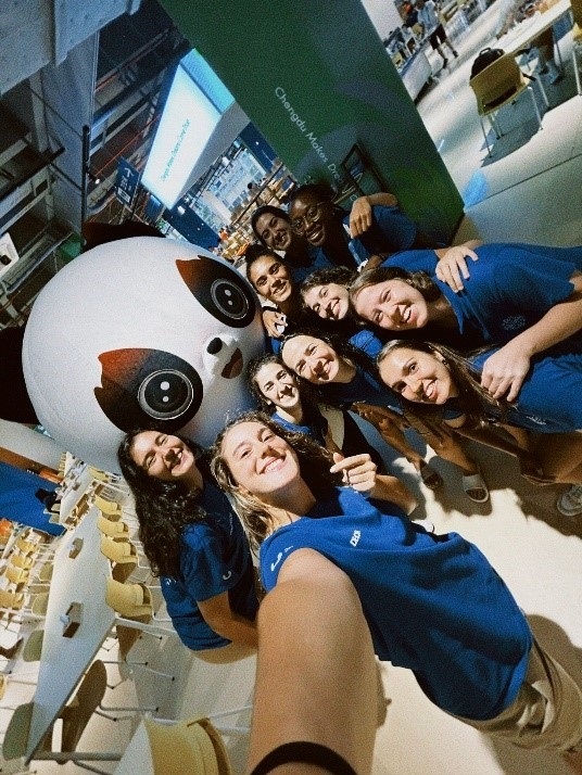 葡萄牙女籃隊(duì)員在成都大運(yùn)村自拍。 受訪者供圖