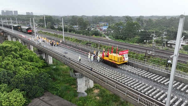 防東鐵路鋪軌現(xiàn)場航拍。
