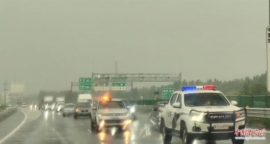 8月2日，京港澳高速，高速交警涿州大隊(duì)警車帶道引導(dǎo)救援物資車隊(duì)進(jìn)入涿州災(zāi)區(qū)。