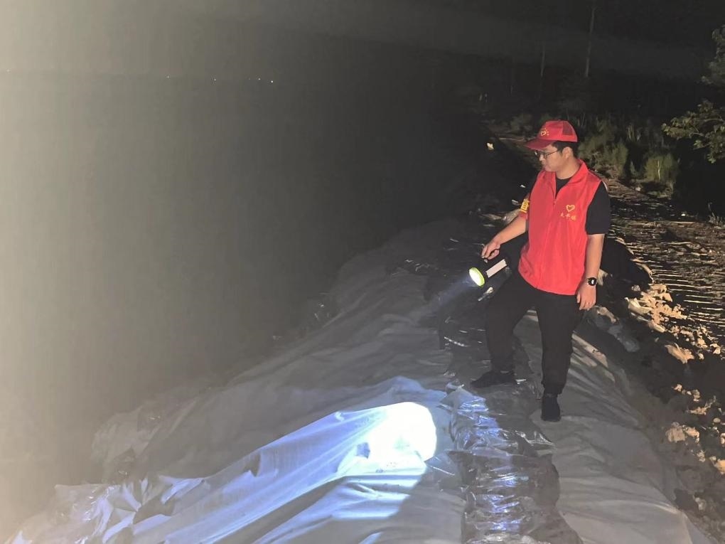 太平鎮(zhèn)干部晚上巡查南小埝。（采訪對(duì)象供圖）