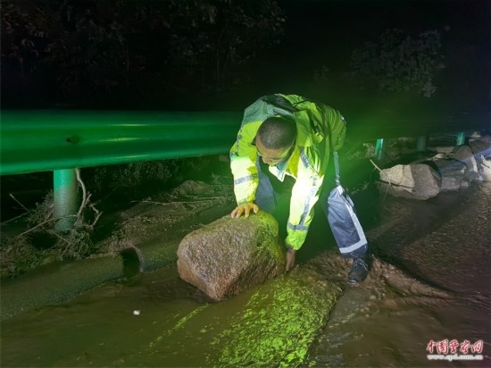 7月31日，張涿高速，高速交警涿鹿大隊(duì)民警清理山體滑坡路面落石。