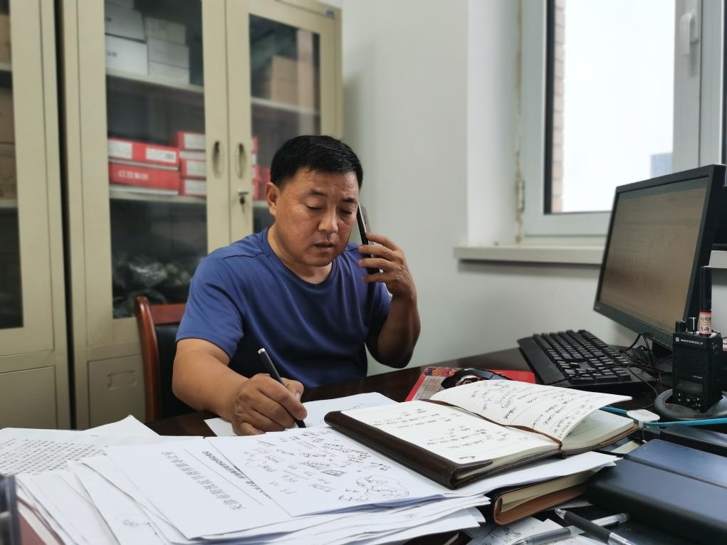 曾田榮正在辦公室內(nèi)工作。新華社記者 孫凡越 攝
